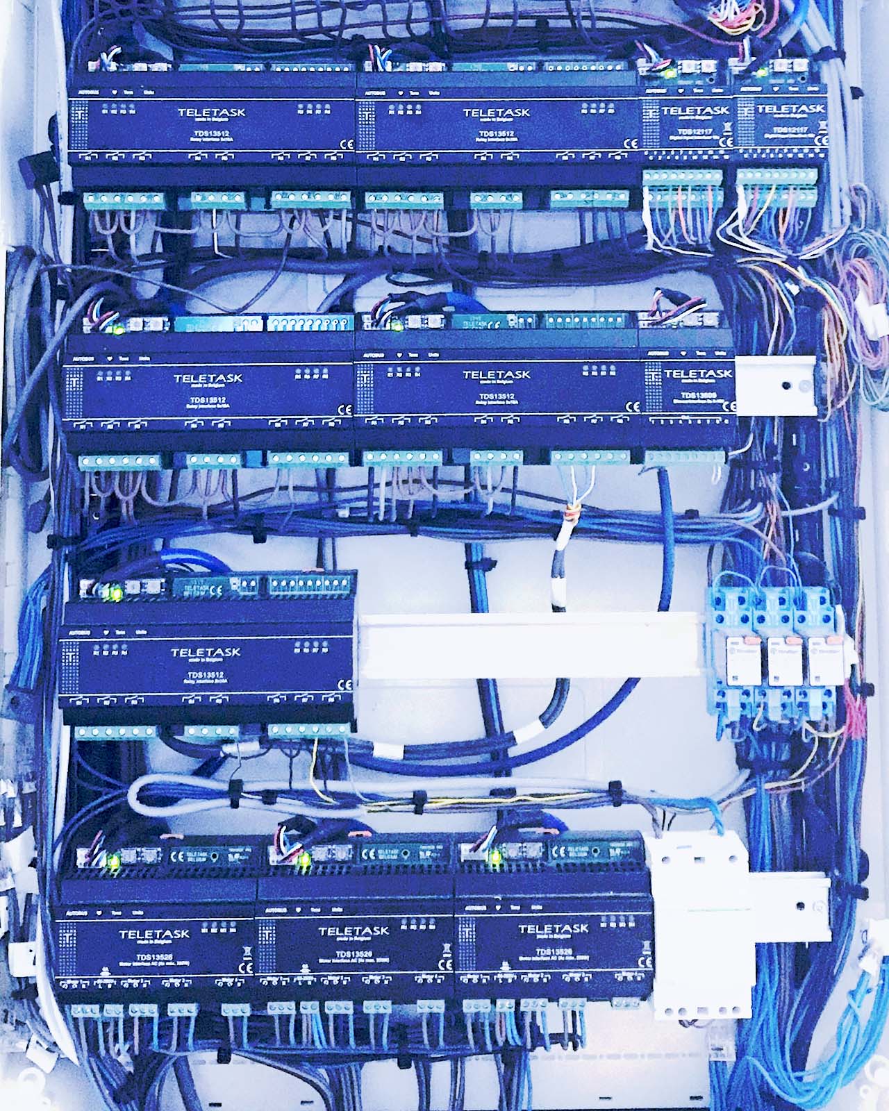 ordentelijke schakelkast van een slimme woning met Teletask